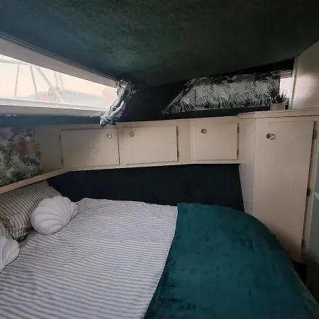 Nuit Insolite Dans Un Bateau *